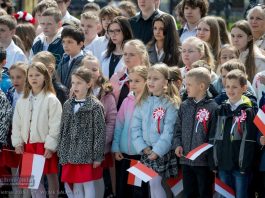 Wspólne śpiewanie hymnu na Rynku w Bochni. Radni dołączyli do wydarzenia – ZDJĘCIA