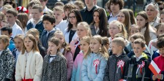 Wspólne śpiewanie hymnu na Rynku w Bochni. Radni dołączyli do wydarzenia – ZDJĘCIA