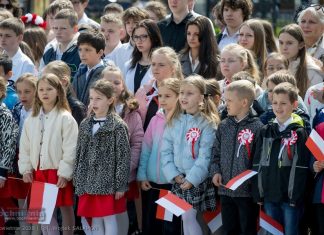 Wspólne śpiewanie hymnu na Rynku w Bochni. Radni dołączyli do wydarzenia – ZDJĘCIA