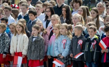 Wspólne śpiewanie hymnu na Rynku w Bochni. Radni dołączyli do wydarzenia – ZDJĘCIA
