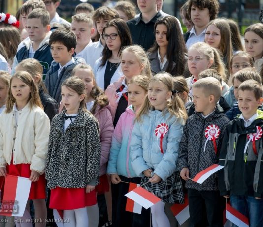 Wspólne śpiewanie hymnu na Rynku w Bochni. Radni dołączyli do wydarzenia – ZDJĘCIA