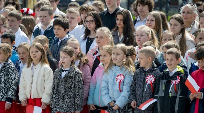 Wspólne śpiewanie hymnu na Rynku w Bochni. Radni dołączyli do wydarzenia – ZDJĘCIA