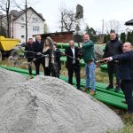 Gmina Rzezawa. Rusza budowa kanalizacji w Dąbrówce. Symboliczne wbicie łopaty – ZDJĘCIA