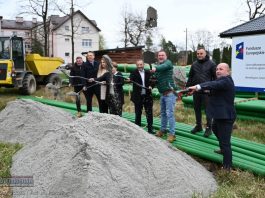 Gmina Rzezawa. Rusza budowa kanalizacji w Dąbrówce. Symboliczne wbicie łopaty – ZDJĘCIA