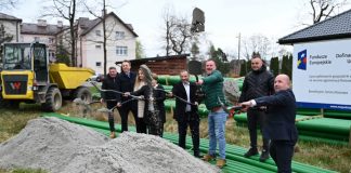 Gmina Rzezawa. Rusza budowa kanalizacji w Dąbrówce. Symboliczne wbicie łopaty – ZDJĘCIA