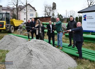 Gmina Rzezawa. Rusza budowa kanalizacji w Dąbrówce. Symboliczne wbicie łopaty – ZDJĘCIA