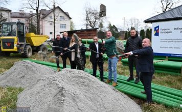 Gmina Rzezawa. Rusza budowa kanalizacji w Dąbrówce. Symboliczne wbicie łopaty – ZDJĘCIA