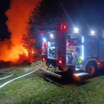 Pożar w Mokrzyskach. Trwa dogaszanie ognia przy lesie