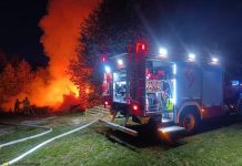 Pożar w Mokrzyskach. Trwa dogaszanie ognia przy lesie