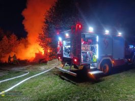 Pożar w Mokrzyskach. Trwa dogaszanie ognia przy lesie