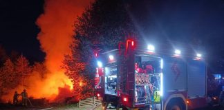 Pożar w Mokrzyskach. Trwa dogaszanie ognia przy lesie