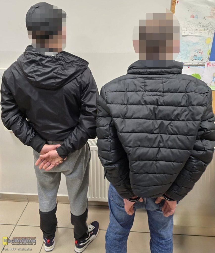 Niepołomice. Zatrzymany wezwał na komisariat kolegę. Obaj byli poszukiwani