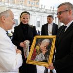 Watykan. Burmistrz Niepołomic przekazał papieżowi kopię niezwykłej mozaiki