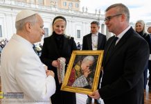 Watykan. Burmistrz Niepołomic przekazał papieżowi kopię niezwykłej mozaiki