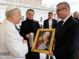 Watykan. Burmistrz Niepołomic przekazał papieżowi kopię niezwykłej mozaiki