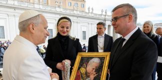 Watykan. Burmistrz Niepołomic przekazał papieżowi kopię niezwykłej mozaiki