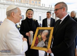 Watykan. Burmistrz Niepołomic przekazał papieżowi kopię niezwykłej mozaiki