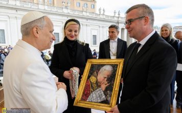 Watykan. Burmistrz Niepołomic przekazał papieżowi kopię niezwykłej mozaiki