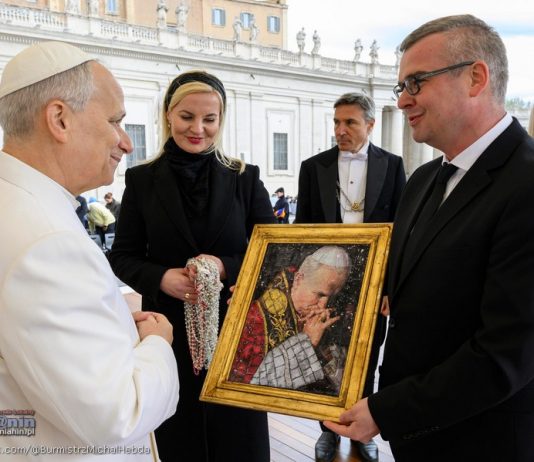 Watykan. Burmistrz Niepołomic przekazał papieżowi kopię niezwykłej mozaiki