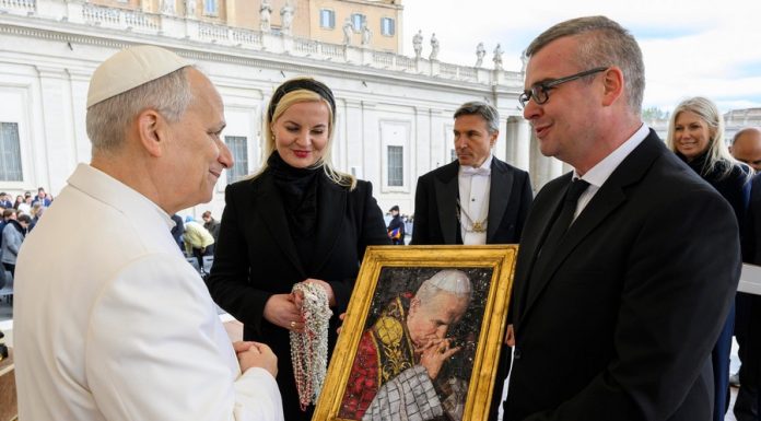 Watykan. Burmistrz Niepołomic przekazał papieżowi kopię niezwykłej mozaiki