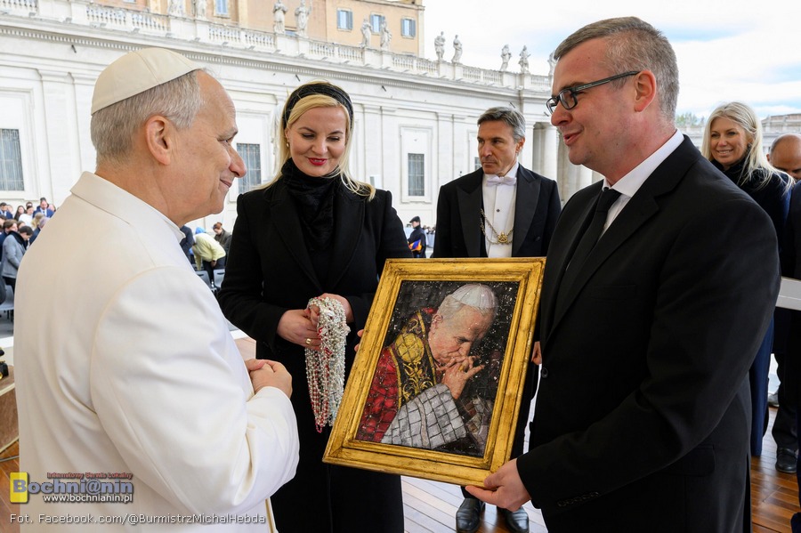 Watykan. Burmistrz Niepołomic przekazał papieżowi kopię niezwykłej mozaiki