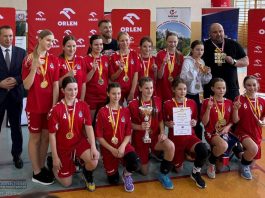 SP 5 Bochnia mistrzem Małopolski! Przepustka do krajowego finału, a Tosia i Sara pojadą na camp z zawodnikiem NBA
