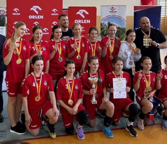 SP 5 Bochnia mistrzem Małopolski! Przepustka do krajowego finału, a Tosia i Sara pojadą na camp z zawodnikiem NBA