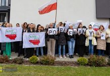 Bochnia. Pracownicy ZUS wyszli przed budynek. Solidaryzują się z protestem w Warszawie