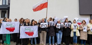 Bochnia. Pracownicy ZUS wyszli przed budynek. Solidaryzują się z protestem w Warszawie
