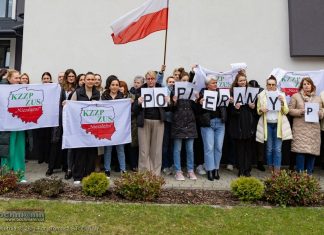 Bochnia. Pracownicy ZUS wyszli przed budynek. Solidaryzują się z protestem w Warszawie