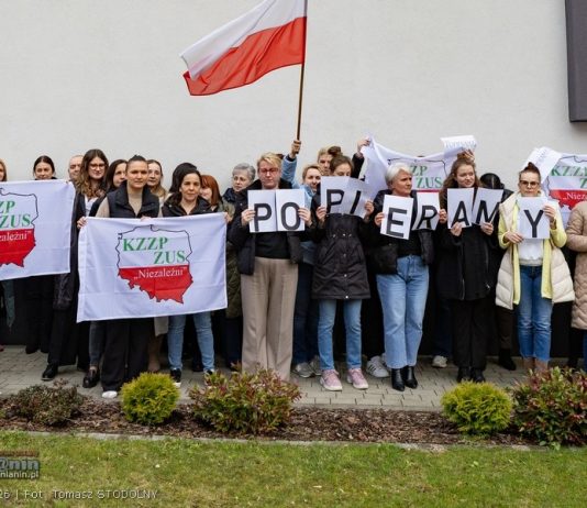 Bochnia. Pracownicy ZUS wyszli przed budynek. Solidaryzują się z protestem w Warszawie