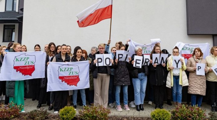 Bochnia. Pracownicy ZUS wyszli przed budynek. Solidaryzują się z protestem w Warszawie