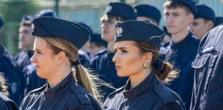 II LO w Bochni. Pożegnanie klasy mundurowej i ślubowanie pierwszoklasistów – ZDJĘCIA