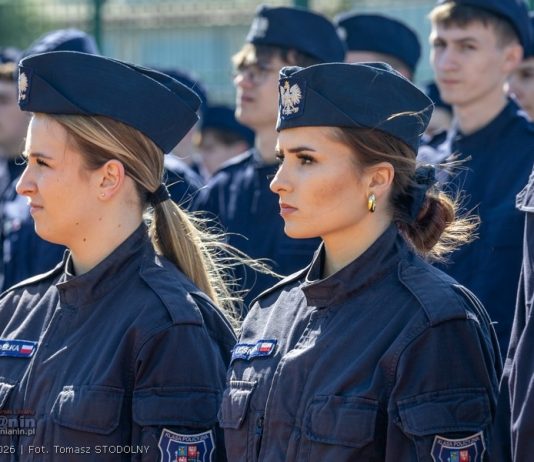 II LO w Bochni. Pożegnanie klasy mundurowej i ślubowanie pierwszoklasistów – ZDJĘCIA