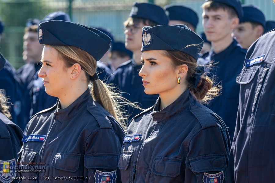 II LO w Bochni. Pożegnanie klasy mundurowej i ślubowanie pierwszoklasistów – ZDJĘCIA