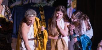 Teatr Artystokracki: „Plotki i ploteczki” – premiera pełna humoru i mitologicznych odniesień – ZDJĘCIA
