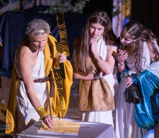 Teatr Artystokracki: „Plotki i ploteczki” – premiera pełna humoru i mitologicznych odniesień – ZDJĘCIA