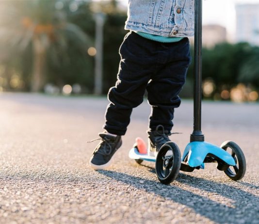 🔸 Hulajnoga dla dziecka – jak mądrze wybrać sprzęt?
