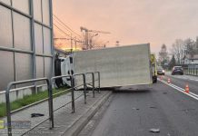Przewrócony samochód dostawczy na DK94. Utrudnienia przy wjeździe do Brzeska – ZDJĘCIA