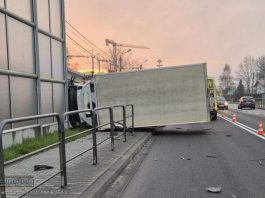 Przewrócony samochód dostawczy na DK94. Utrudnienia przy wjeździe do Brzeska – ZDJĘCIA