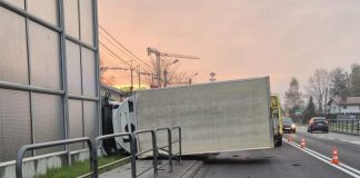 Przewrócony samochód dostawczy na DK94. Utrudnienia przy wjeździe do Brzeska – ZDJĘCIA