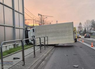 Przewrócony samochód dostawczy na DK94. Utrudnienia przy wjeździe do Brzeska – ZDJĘCIA