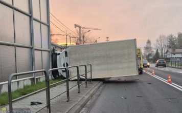 Przewrócony samochód dostawczy na DK94. Utrudnienia przy wjeździe do Brzeska – ZDJĘCIA