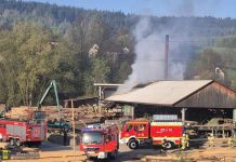 Pożar tartaku w Iwkowej. Na miejscu kilkudziesięciu strażaków