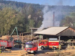 Pożar tartaku w Iwkowej. Na miejscu kilkudziesięciu strażaków
