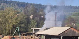 Pożar tartaku w Iwkowej. Na miejscu kilkudziesięciu strażaków