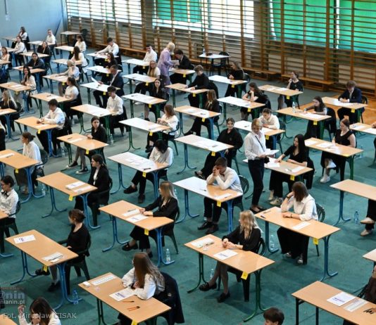 Matura 2026 rozpoczęta. Na początek język polski – ZDJĘCIA z II LO w Bochni