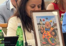 Osobliwy incydent podczas sesji Rady Miasta Bochnia. Radna przyniosła na obrady nietypową „maskotkę”