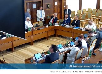 Burmistrz i urzędnicy wyszli z sali podczas sesji. Przewodniczący oskarżył o manipulację dokumentami
