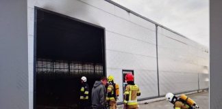 Pożar magazynu w Dołędze. Na miejsce skierowano grupę chemiczną